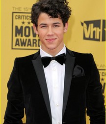 Nick Jonas: From Cutie to Stud 5da27a1ba7835.jpg