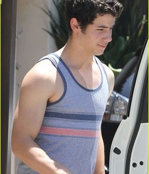 Nick Jonas: From Cutie to Stud 5da27a1ddbd4c.jpg
