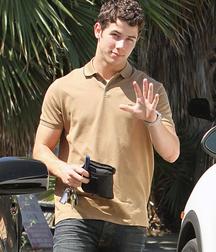 Nick Jonas: From Cutie to Stud 5da27a2070092.jpg