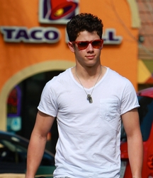 Nick Jonas: From Cutie to Stud 5da27a293dcf0.jpg
