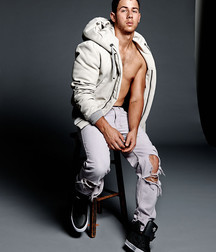 Nick Jonas: From Cutie to Stud 5da27a31a5197.jpg