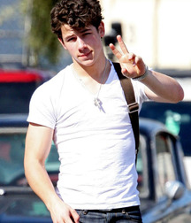 Nick Jonas: From Cutie to Stud 5da27a36ac9b9.jpg