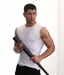 Nick Jonas: From Cutie to Stud 5da27a48dae20.jpg