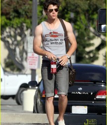 Nick Jonas: From Cutie to Stud 5da27a5539d3b.jpg