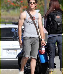 Nick Jonas: From Cutie to Stud 5da27a57f190a.jpg