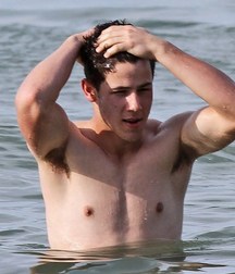 Nick Jonas: From Cutie to Stud 5da27a64cd096.jpg