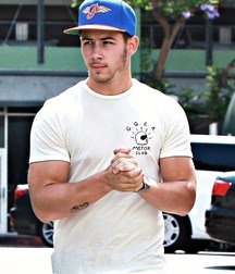 Nick Jonas: From Cutie to Stud 5da27a90b8a6f.jpg