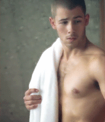 Nick Jonas: From Cutie to Stud 5da27ab2ba4ae.gif