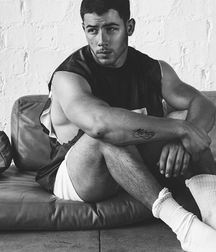 Nick Jonas: From Cutie to Stud 5da27af574033.jpg