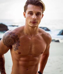 The Beauty of Men 40 5ec460a13ccd2.jpg