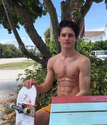 Twinks and Twunks Gay Tube shirtless 29 5f2896161c792.jpg
