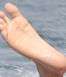 Feet Cameron Dallas 5d02d8d87a190.jpg
