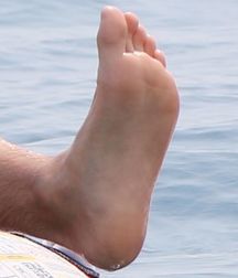 Feet Cameron Dallas 5d02d8e31b5c0.jpg