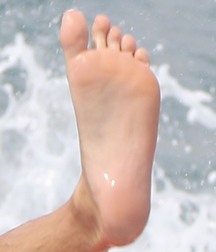 Feet Cameron Dallas 5d02d8ecdd030.jpg