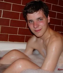 Darius in Bath 5d5ee7b6cc520.jpg