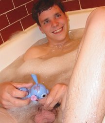 Darius in Bath 5d5ee7ce8e69a.jpg