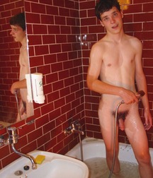 Darius in Bath 5d5ee866b3119.jpg