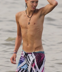 Twinks in pool 13 5d5e9b8d91484.jpg