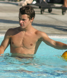 Twinks in pool 16 5d5fe70dcd4d7.jpg