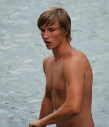 Twinks in pool 17 5d6590c16f476.jpg