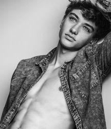 HOT and Famous--Gavin BW!! 5d4f30e04fdc3.jpg