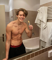 Florian Macek Photos and gay tube 60c660a463bc8.png