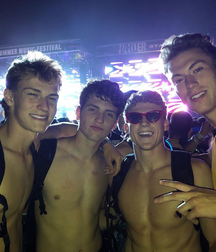 Put your eyes on these shirtless twink tube