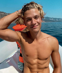 Showing up on a Sunday set twink tube selfie 625c1a59a0ac8.png