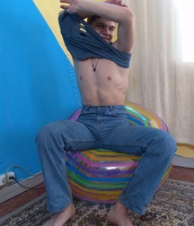 Someone has been trying to rip Andrey's t-shirt off 5f8a78015c9aa.jpg