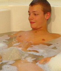 Take a bath with a hot ginger freckled twink 623ebbce54d98.jpg
