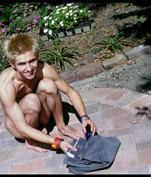 Office Blond then pees in the garden 6289d896b701c.jpg