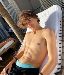 Gavin is such a babe! 5df64d824af3c.jpg