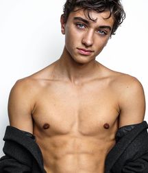 Gavin is such a babe! 5df64d9bf0cb1.jpg
