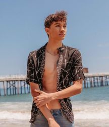 Gavin is such a babe! 5df64da7ab143.jpg