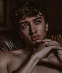 Gavin is such a babe! 5df64daa9974a.jpg