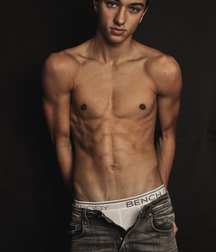 Gavin is such a babe! 5df64daf32a6e.jpg