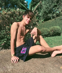 Instagram boys. 02 5da36129ba281.jpg