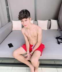 Instagram boys. 04 5dd4f522618ac.jpg