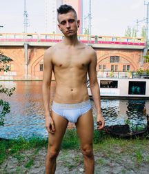 Hot Men 5dd6379735873.jpg
