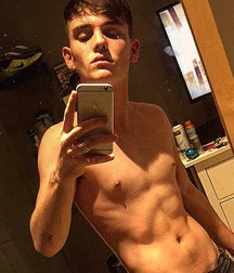 Mirror selfie cute British lad 5dc215cfeb6aa.jpg
