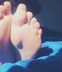 My feet 5dcd27b23def1.jpg