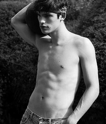 Black&White 5dd337270e0ac.jpg