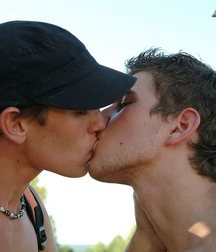 Extérieur: jeune étalon aux cheveux noirs threesome twinks  5e15132023376.jpg