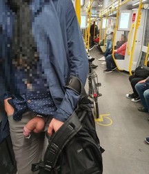 Montrer sa bite en public 5e1c84b55f26d.jpg