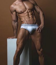 Joueur de sport attrayant et musclé.  5e2d9c600f4da.jpg