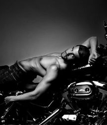 les bogosse et la moto 5e2df52e9d5cf.jpg
