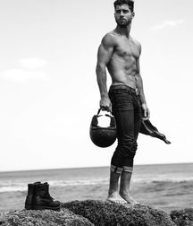 les bogosse et la moto 5e2df560b4332.jpg