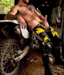 Les hommes et la moto 5e385de09773d.jpg