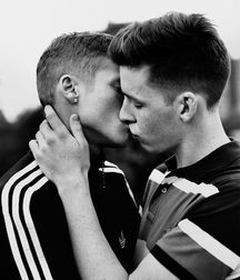 AMOURS SENSUEL ENTRE DEUX MECS  5e3dcf329658d.jpg