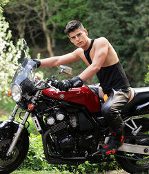 Motard en chaps cuir 5e3dea1047987.jpg